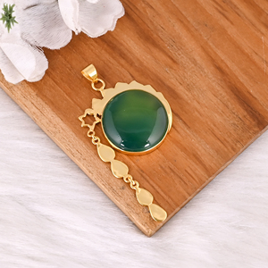 Pendentif en onyx vert naturel en laiton, bijoux en pierres précieuses, style élégant de designer - Product Image 2