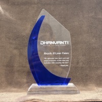 Trophée promotionnel en acrylique écologique, finition polie, gravure laser personnalisée, design bleu, vente en gros