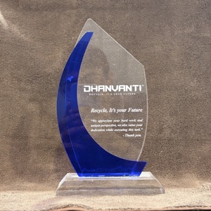 Trofeo de Cristal Acrílico Ecológico al por Mayor, con Acabado Pulido, Grabado Láser Personalizado, Diseño Azul para Promociones - Product Image 1