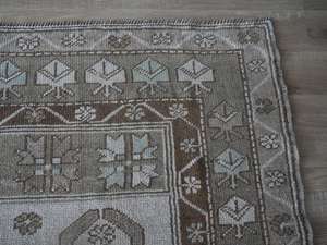 Vibrante Alfombra Bereber Marroquí Tejida a Mano con Patrones Geométricos, Camellos, Casas y Estrellas - Product Image 5