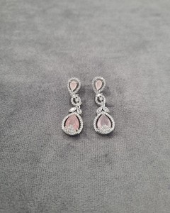 Boucles d'oreilles de créateur en pierre taille poire, diamant américain, élégantes, en argent et plaqué rhodium, pour réceptions et soirées, vente en gros - Product Image 5