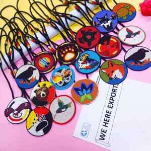 Collar con Colgante de Águila Hecho a Mano con Cuentas Negras, Blancas, Marrones, Amarillas, Naranjas y Rojas, Cordón Largo para Uso Artístico y Cultural - Product Image 1