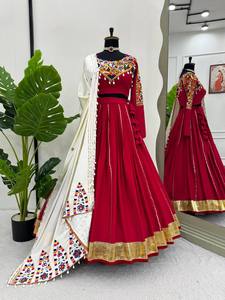 Lehenga Choli semi-cousu en soie de rayonne de qualité supérieure avec Pata doré, Patti argenté, miroir véritable et travail de dentelle Kodi, style Chini Stitch - Product Image 1