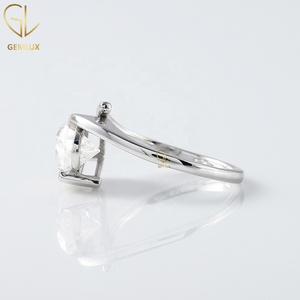 Anillo de compromiso solitario con moissanita talla pera y diseño en espiral, anillo de boda de oro blanco de 10K con engaste de media montura de este a oeste para mujer - Product Image 3