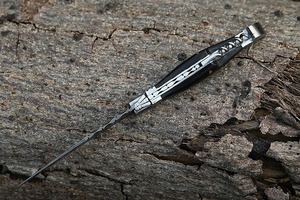 Couteau pliant artisanal en acier Damas, manche en corne noire, avec étui en cuir - Product Image 2