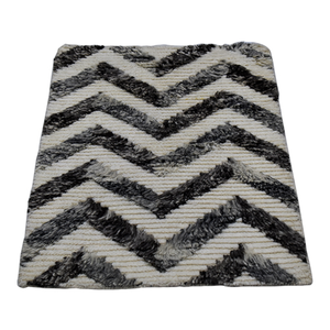 Alfombra de Lana Tejida a Mano, Color Gris Carbón y Marfil, Diseño Chevron, Pelo Corto, Yute, Estilo Moderno Marroquí, Zigzag - Product Image 4