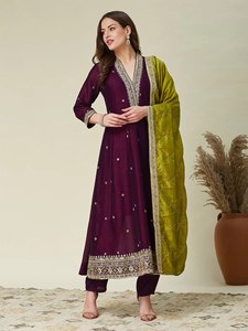 Elegante Conjunto de Kurta Beige para Mujer, Estilo Vichitra Tradicional, con Protección Solar y Dupatta Bordada en Color Vino - Product Image 5