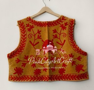 เสื้อแจ็คเก็ตโคติกำมะหยี่สีเหลืองมัสตาร์ดทำมือสำหรับผู้หญิง เสื้อกั๊กสไตล์อินเดียแบบไม่มีแขน เสื้อครอปท็อปแบบเปิดด้านหน้า - Product Image 2