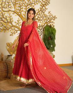 Conjunto Tradicional de Dos Piezas para Mujer en Georgette Rojo Estampado, con Vestido Largo Bordado de Tres Cuartos y Dupatta Tejida para Bodas y Fiestas - Product Image 3