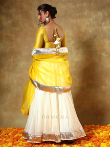 ชุดเลเฮนกาโชลีสีงาช้างสุดหรู พร้อมผ้าคลุมไหล่สีเหลืองมัสตาร์ดและขอบผ้าปักดิ้นเงิน |   ชุดงานแต่งงานสุดหรูสไตล์ชาติพันธุ์สำหรับผู้หญิง - Product Image 4