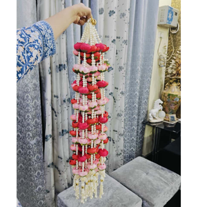 Guirnalda Floral de Perlas y Rosas Hecha a Mano, Tradicional India, en Rosa y Rojo, para Decoración de Fondo de Boda y Suministros para el Escenario de Mehndi - Product Image 1