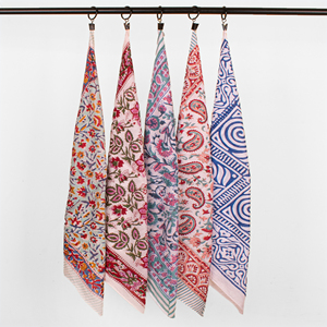 Foulard carré de plage en coton de luxe à motif floral ethnique, accessoire unisexe pour le printemps et l'été - Product Image 2