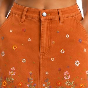 Conjunto de Top Corto y Falda Bordados en Color Naranja Quemado para Mujer, Diseño Floral de Verano, Dos Piezas, Logotipo Personalizado, Ropa al Por Mayor - Product Image 5