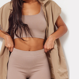 Conjunto de sujetador deportivo acanalado sin costuras para mujer, con cuello asimétrico y tirantes finos, leggings de yoga de soporte ligero, color liso. - Product Image 5