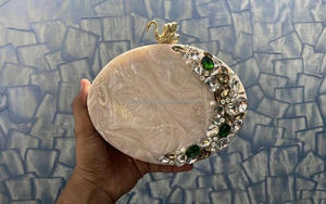 Sac à main en résine fait main de luxe pour femmes Logo personnalisé Peint à la main Sac à main de soirée ange pour les fêtes Mariages Événements - Product Image 6