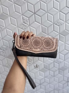 Cartera de Mano de Cuero con Grabado Artesanal de Diseño 2026, Elegante Cartera de Cuero Genuino Multiusos para Mujer, Estilo Occidental, para Uso Diario - Product Image 1