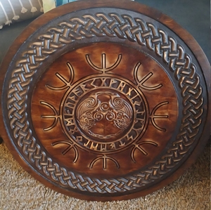 Bouclier en bois inspiré de l'ère viking, bouclier rond artisanal pour costumes historiques, jeux de rôle et décoration murale - Product Image 6