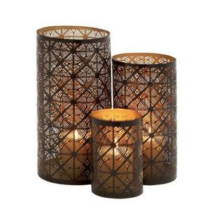 Elegantes portavelas de metal diseñados para brindar luz ambiental suave, texturas refinadas y una armonía moderna en interiores. - Product Image 4
