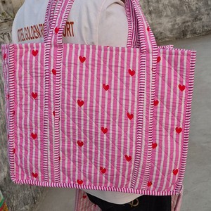 กระเป๋าโท้ทลายทางสีชมพูพร้อมงานปักหัวใจสีแดง ดีไซน์ทันสมัย ​​กระเป๋าช้อปปิ้งแบบเปิดด้านบน ผ้าฝ้ายสำหรับทุกฤดูกาล - Product Image 1