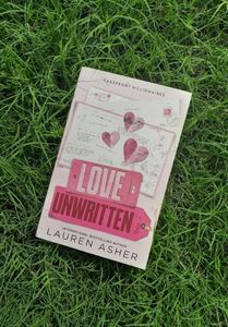 Libro de bolsillo Love Unwritten de Lauren Asher, la autora de la serie Dreamland Billionaires, éxito de ventas de The Sunday Times. - Product Image 3