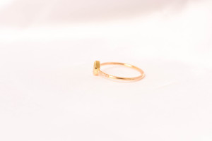 Bague en or jaune massif 18 carats avec diamant jaune naturel fantaisie taille bouclier – Solitaire en pierre précieuse losange avec bande pavée de diamants - Product Image 5