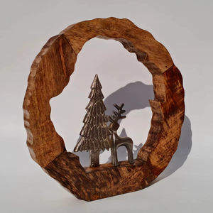 Anillo Decorativo de Madera Hecho a Mano con Ciervo y Árbol Metálicos, Decoración Rústica de Invierno - Product Image 1