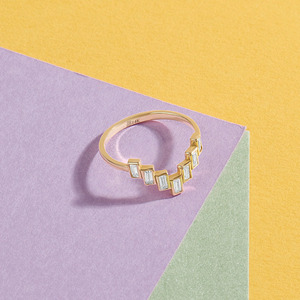 Anillo de Oro Amarillo de 14K con Diamantes Cultivados en Laboratorio con Corte Baguette y Banda en Zigzag - Product Image 5