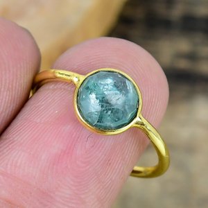 แหวนพลอยมอสไคยาไนต์ทรงกลมขนาด 5 มม. ชุบทอง 18k บนตัวเรือนเงินแท้ 925 - Product Image 4