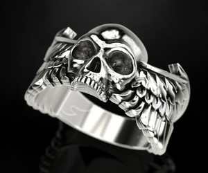Anillo Exclusivo de Plata 925 con Diseño de Ala de Calavera y Pluma, Estilo Punk Biker, Joyería de Lujo para Hombre y Mujer - Product Image 1