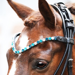 Diadema para caballo de cuero premium negro con forma de onda, con cristales redondos grandes decorativos, cadena mega brillante y presilla con botón a presión. - Product Image 5