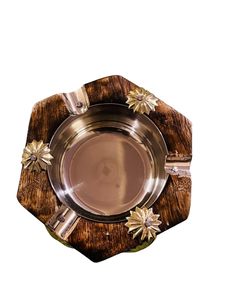 Cendrier en bois avec motif floral en laiton, fait main, décoratif, élégant, en laiton et bois, pièce de décoration de table, utilisation idéale - Product Image 1