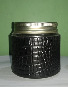 เทียนหอมในโถหนังลายหนังจระเข้สีดำพร้อมฝาโลหะ - Product Image 1