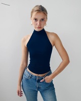 Haut rose pour femme à col halter avec détails perlés, devant froncé, dos ajustable à nouer, en maille douce sans manches – Nouvelle collection été 2026