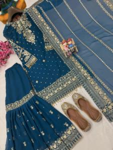 Ensemble prêt-à-porter composé d'un haut en georgette orné de broderies Zari et de dentelle fantaisie, avec un sharara et un dupatta, conçu par Designer Sequence Work. - Product Image 4
