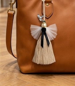 Porte-clés décoratif à franges avec perle et jupe en tulle, en coton beige - Product Image 1