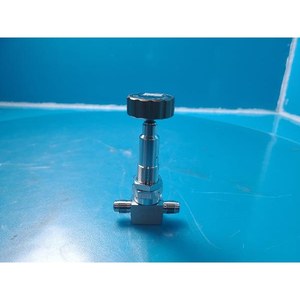 Vanne à diaphragme manuelle FUJIKIN 100276 utilisée comme pièce détachée pour équipement semi-conducteur Legacy - Product Image 1