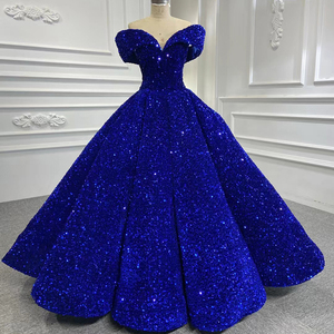Vestido de Gala Asimétrico Verde Esmeralda con Delicados Bordados de Flores y Cuentas, Escote en V, Volantes y Cola Larga, Largo hasta el Suelo, con Ajuste Incorporado - Product Image 3