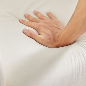 Poltrona a dondolo JA505 in velluto beige con organizer per soggiorno - Product Image 3