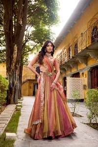 Lehenga Choli Rosa Melocotón para Novia, Mezcla de Seda, Traje Tradicional para Boda, Largo hasta el Suelo, Corte Regular - Product Image 4