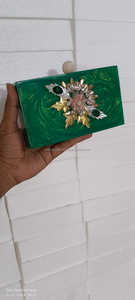 Pochette en résine blanche faite à la main avec feuille dorée et décoration florale en pierres précieuses colorées pour les soirées, artisanat en résine - Product Image 4