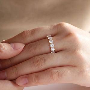 Anillo de Oro Amarillo Sólido de 18K con Diamantes Cultivados en Laboratorio de Corte Redondo de 4.3mm, Anillo de Boda de Lujo con Engaste Completo de Garras Compartidas - Product Image 1