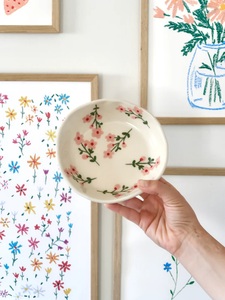Bol de service contemporain en céramique peint à la main, motif fraise mignon, finition brillante élégante, compatible micro-ondes, vaisselle de luxe, décoration de table - Product Image 3