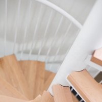 Escalier en colimaçon en acier au carbone sur mesure, balustrades courbes en verre pour villa intérieure, duplex, décoration intérieure, balustrade – Fournisseur d'usine
