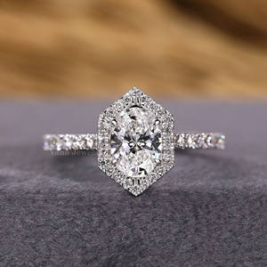 Bague de mariage en or blanc 18 carats avec diamant ovale de laboratoire certifié IGI Halo bague de fiançailles et d'anniversaire cadeau pour femme - Product Image 1