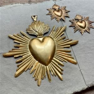 Colgante Ex Voto de Latón Dorado Hecho a Mano con Sagrado Corazón Flameante, Arte Religioso Católico para Pared, Exquisito Exvoto Vintage, Decoración para el Hogar con Corazones - Product Image 1