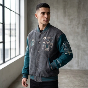 Chaqueta Letterman Gris Teal para Hombre, Cuerpo de Lana, Mangas de Felpa, Parches Bordados, Botones a Presión, Personalizable OEM ODM - Product Image 4