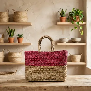 Panier rond en herbe tressé à la main avec garniture festive et poignée (Rouge) – Rangement élégant et écologique - Product Image 1