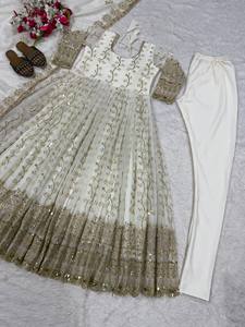 Ensemble de robe Anarkali de luxe pour femmes avec broderies riches, jupe évasée de 3,5 mètres et dupatta en georgette brodée - Product Image 2