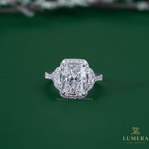 Bague de fiançailles à trois pierres en diamant de laboratoire taille radiant certifié IGI, or massif, produit certifié - Product Image 2