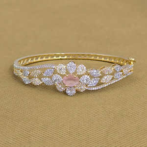 Kada que se puede abrir con chapado en 2 tonos y pulseras y brazaletes de moda con acento de circonita cúbica - Product Image 3